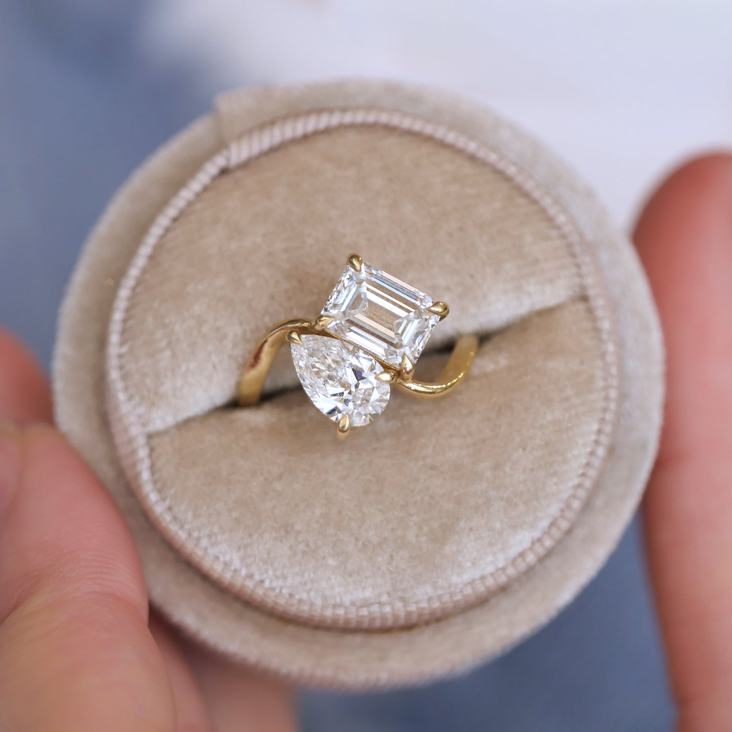 Emerald & Pear Bypass Toi et Moi Ring