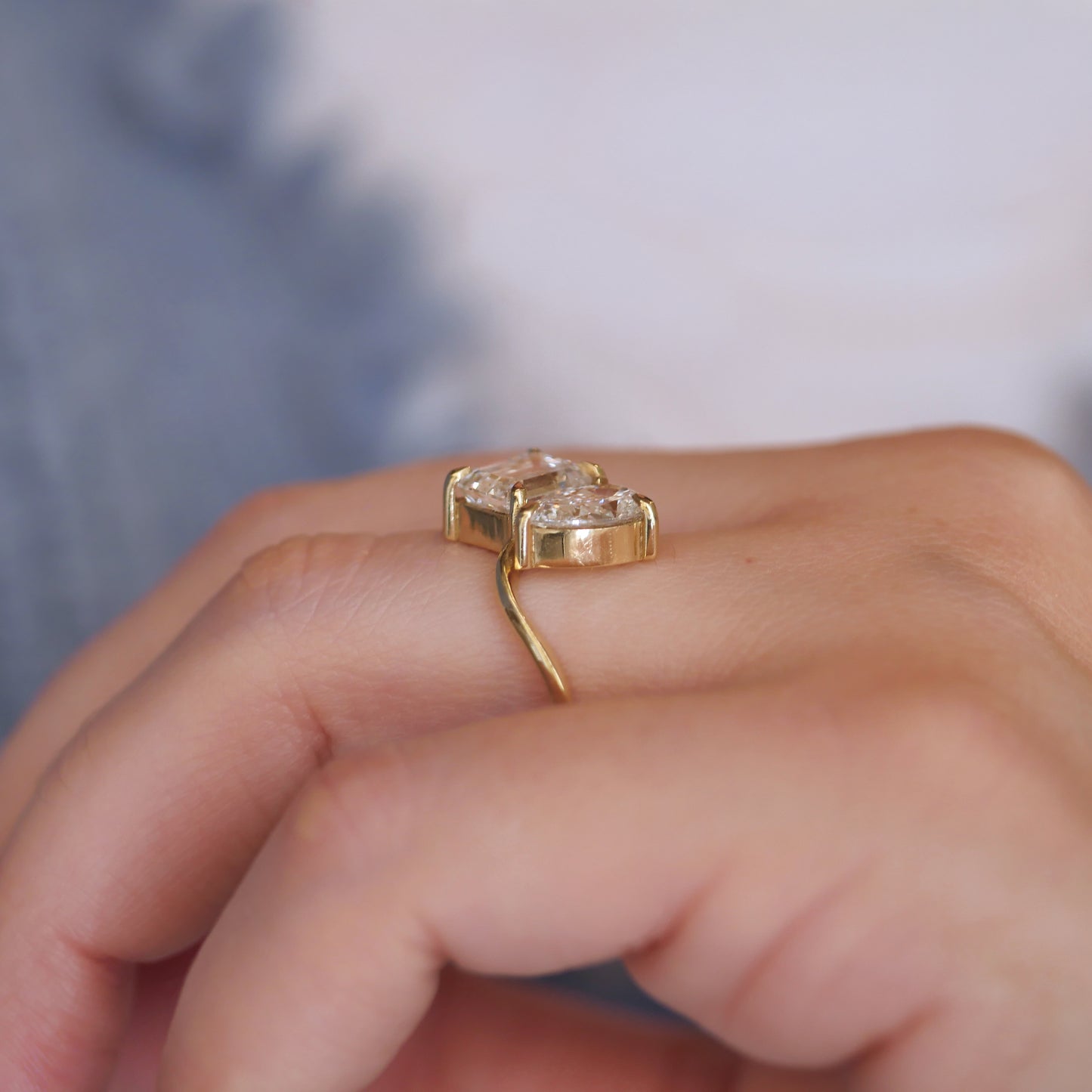 Emerald & Pear Bypass Toi et Moi Ring