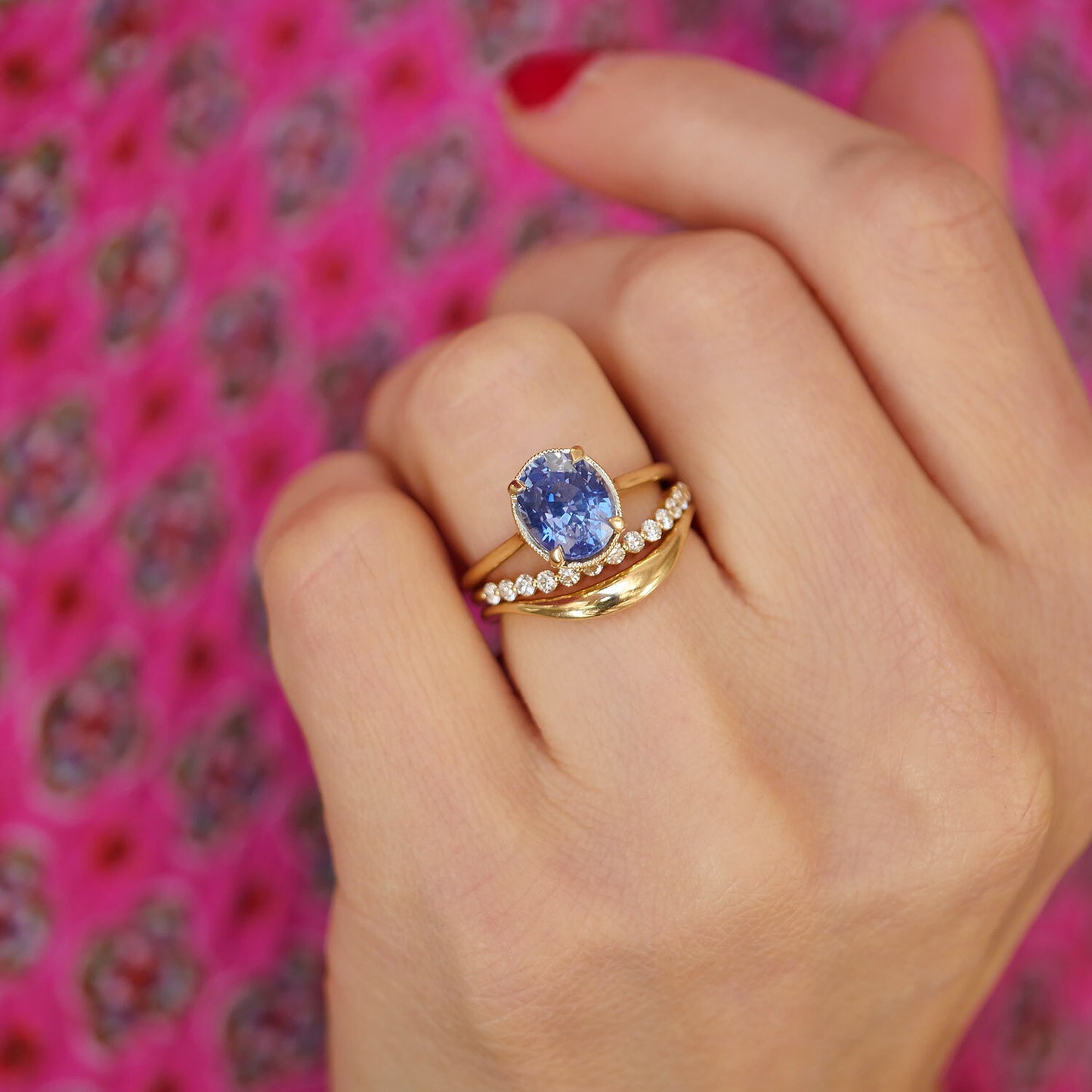 vintage inspired oval shaped sapphire solitaire with round diamond contour band