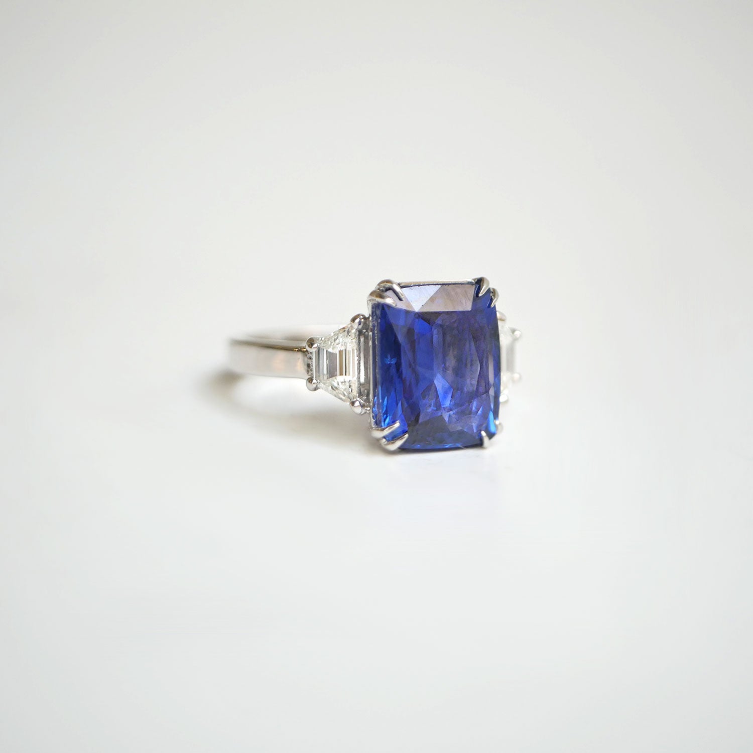 Graff - Ring in the festive season. • Sapphire and diamond ring, 20 cts  #graffdiamonds #jewelry #highjewelry