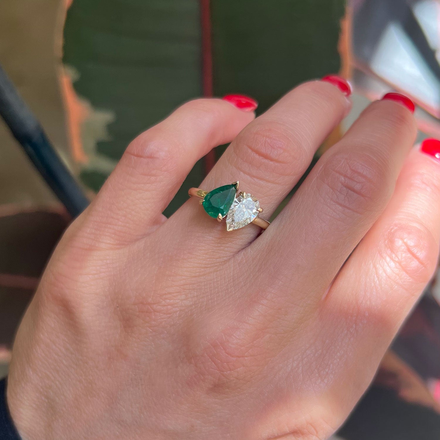 The pear-shaped emerald adds a touch of vivid luxury, while the brilliant diamond enhances the ring’s overall sparkle, making it a perfect representation of two souls intertwined.