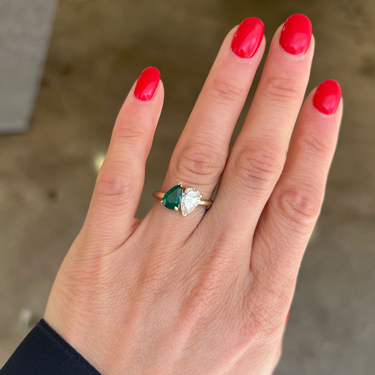 With its elegant design, this toi et moi ring celebrates the beauty of contrast, combining the rich green emerald and the pure brilliance of the diamond in a flawless union.